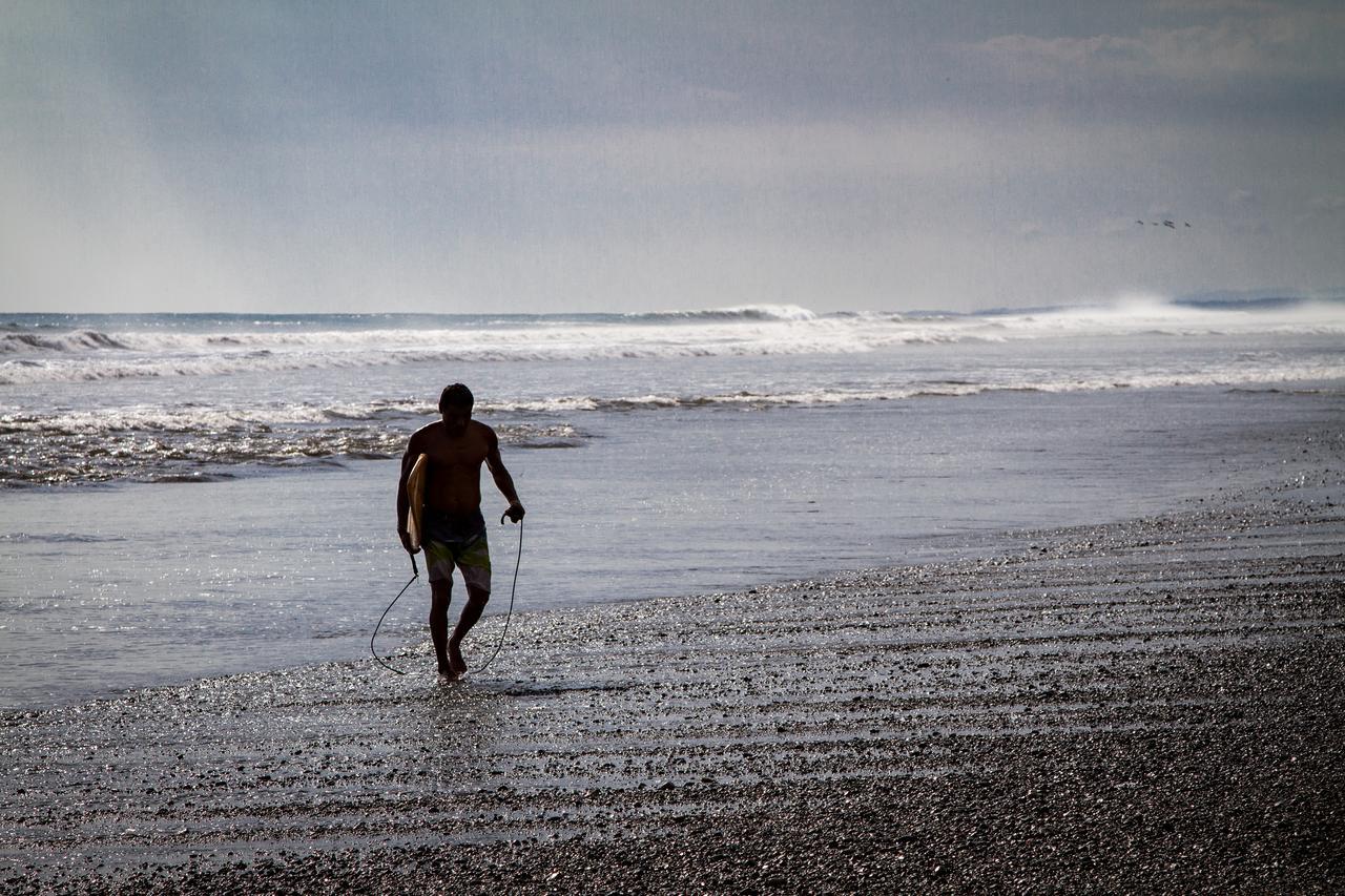 Miguel Surf Camp Otel Quepos Dış mekan fotoğraf